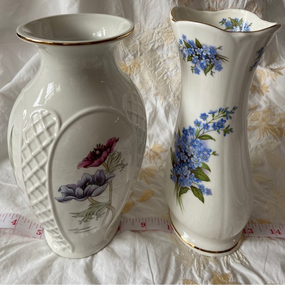 Elegant Vintage Sheltonian Porcelain Vase, Adorned w/Tiny Forget-Me-Knot Flowers - Picture 10 of 11
